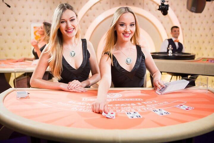 På LeoVegas Chambre Séparée kan du spille Live Blackjack med to dealers.