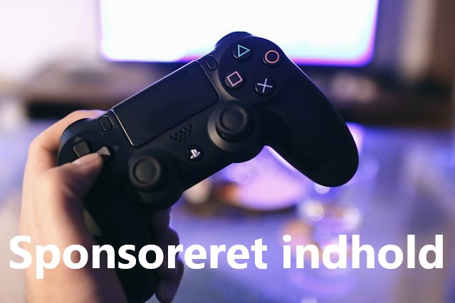 Mand holder Playstation controller foran skærm i baggrunden